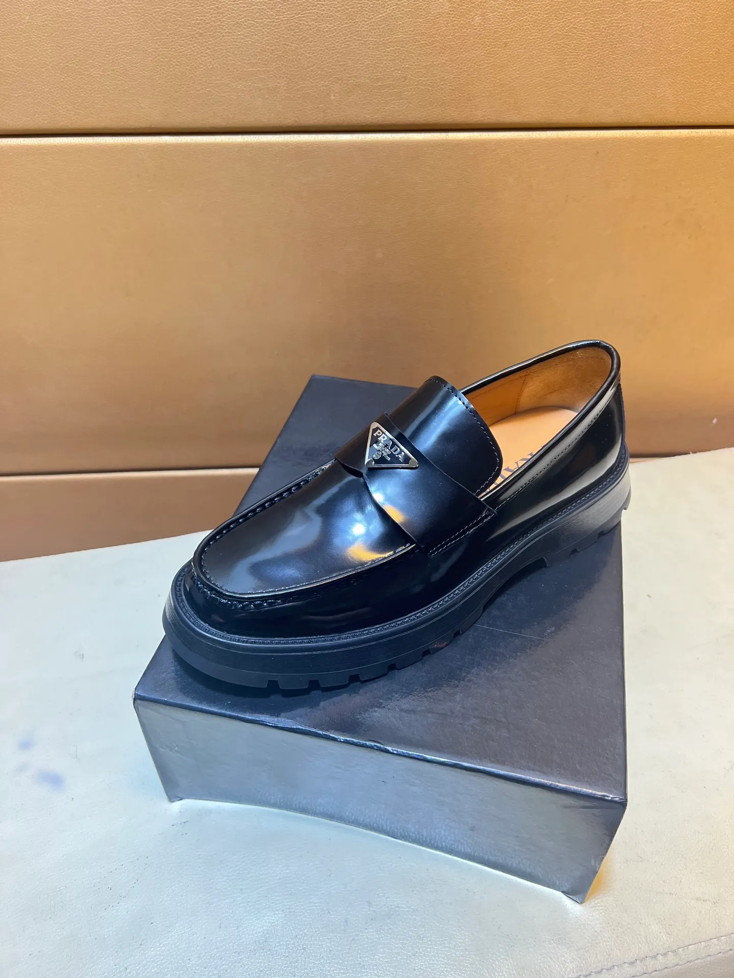 pp440💰👑👑👑 PRADA·PRADA Niuli·Exclusive first launch·～Unique modern style sneakers. Counter purchasing 🏃casual leather shoes😍😍 original shiny leather imported from Italy (refuses to discolor and rub feet) soles: original soles specially provided by the original factory, super cool 😍 lace up and walk with wind 👍 style design ⚠️ super comfortable, wear-resistant and non-slip original soles. Just like shooting the real thing🎬The real thing is better. Suitable for outdoor and driving👍Perfect high-quality sneakers, men's shoe size: 38-44